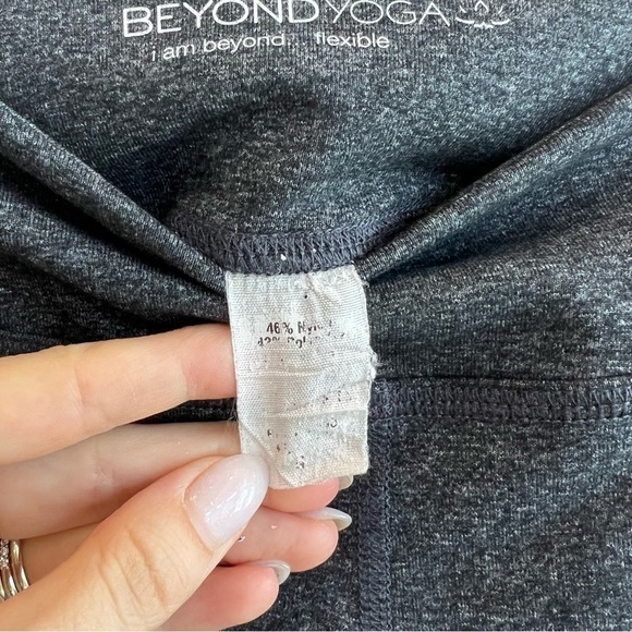 Beyond Yoga Women’s Heathered Grey Ruched Leggings Crop Mid-Rise Small - Picture 6 of 7